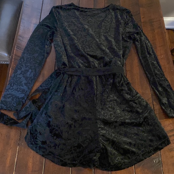 Saylor Velvet Romper - Picture 7 of 12